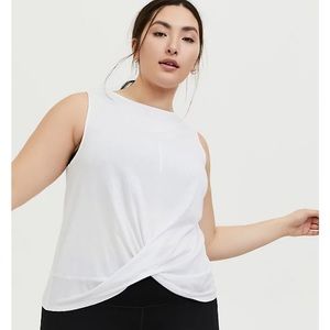 Torrid WHITE TWIST FRONT
WICKING ACTIVE CROP
MUSCLE TANK